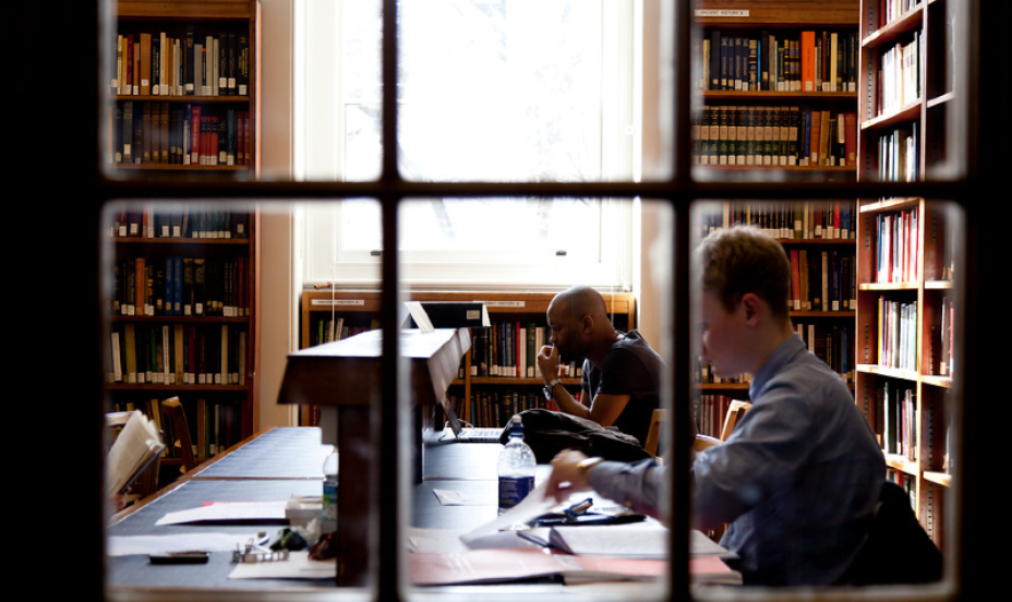 Students studying and reading in a С̳ Library.